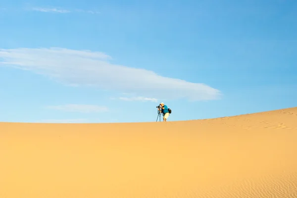 Férfi fotós Death Valley dűnék — Stock Fotó