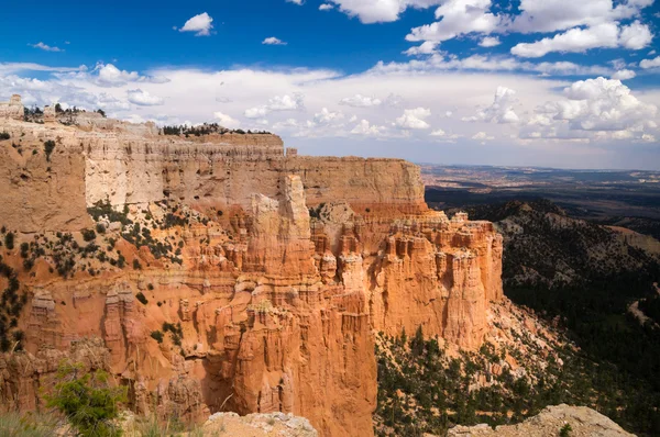 Gran vista del sol y la sombra sobre Bryce Canyon — Foto de Stock