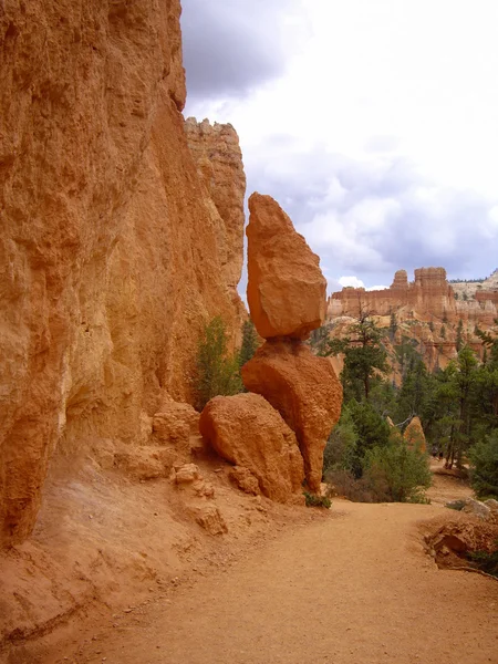 Balancing rocks on a trail in Bryce Canyon — Stock Photo, Image