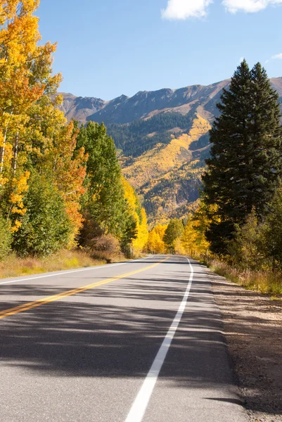 Colorado bergweg in herfst — Stockfoto