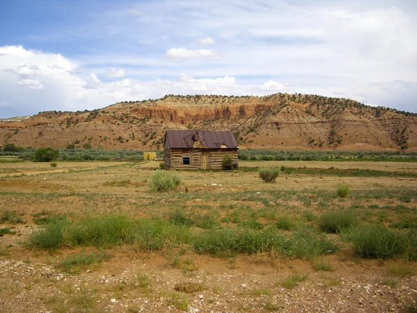 Cabin elhagyott vidéki Utah sivatagban — Stock Fotó