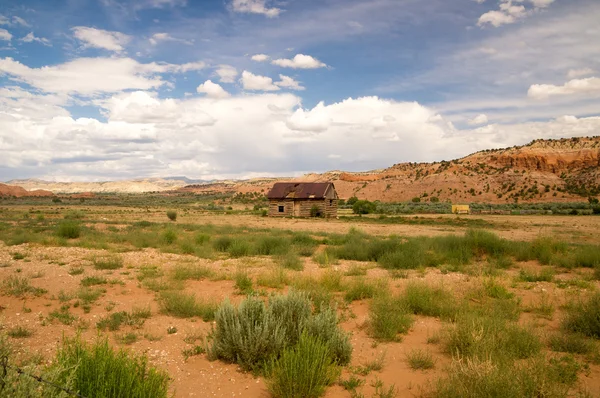 Cabine en hooi in landelijk Utah — Stockfoto