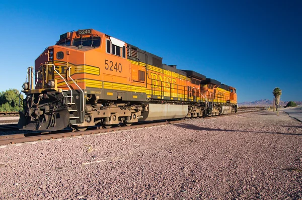 Locomotoras de tren de carga BNSF No. 5240 en el desierto — Foto de Stock