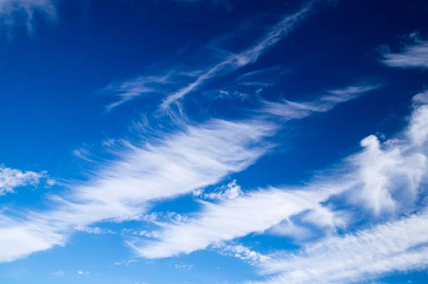Μπλε ουρανός με άσπρα σύννεφα — Φωτογραφία Αρχείου