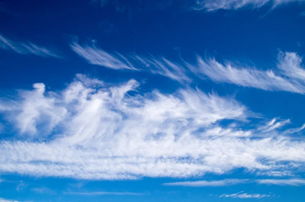 Μαλακά άσπρα σύννεφα στο γαλάζιο του ουρανού — Φωτογραφία Αρχείου