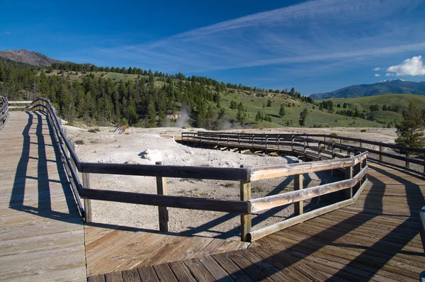 Empty boardwalks at Mammoth Hot Springs — Stock Photo, Image