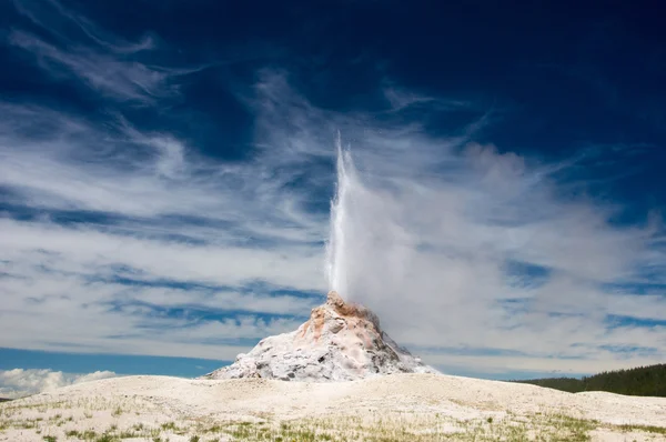 Ausbruch des White Dome Geysirs — Stockfoto