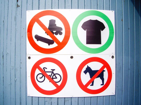 Заборонені ознаки того, що дозволено і заборонено — стокове фото