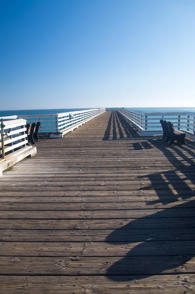 Largo muelle hasta el horizonte en California — Foto de Stock