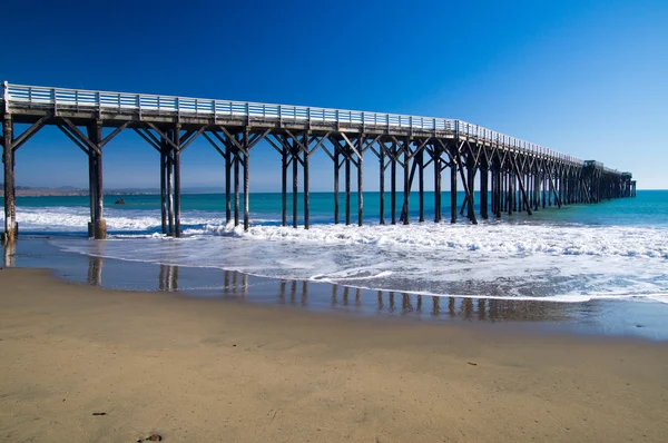 Long Pier into the Pacific Ocean in California — Stock Photo, Image