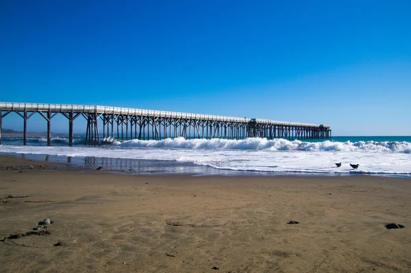 Tide coming in at pier in California — Stock Photo, Image