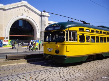 Tramvay ve üç tekerlekli bisiklet San Francisco Pier 15 at sarı, 