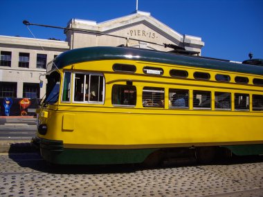 15 dakika içinde San Francisco, Kaliforniya ABD iskelede sarı tramvay