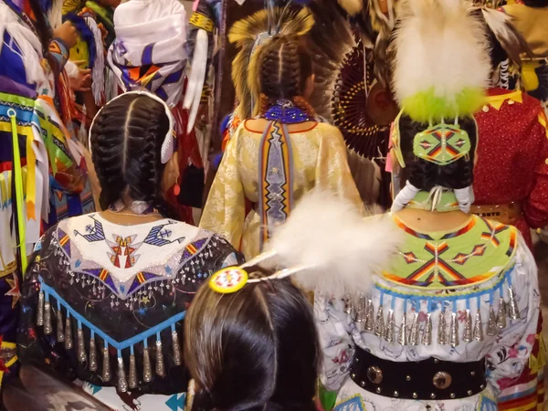 Yerli Kızılderili dansçılar