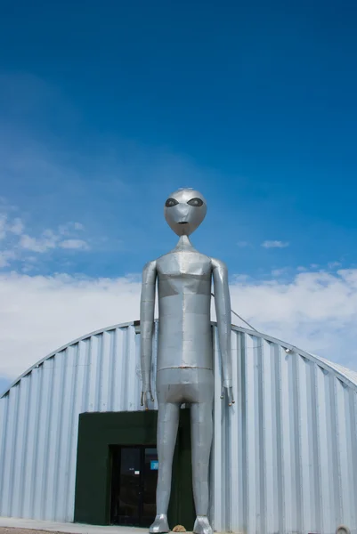 Alien Figure stands guard in Rachel, Nevada — Stock Photo, Image