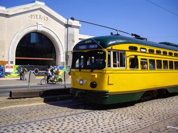 Żółty tramwaj i trzech rowerów kołowych w Pier 15 w San Francisco, — Zdjęcie stockowe