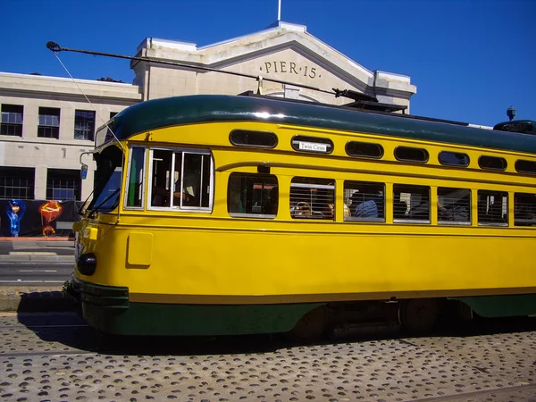 在美国加利福尼亚 San Francisco，15 号桥墩旁的黄色电车 — 图库照片