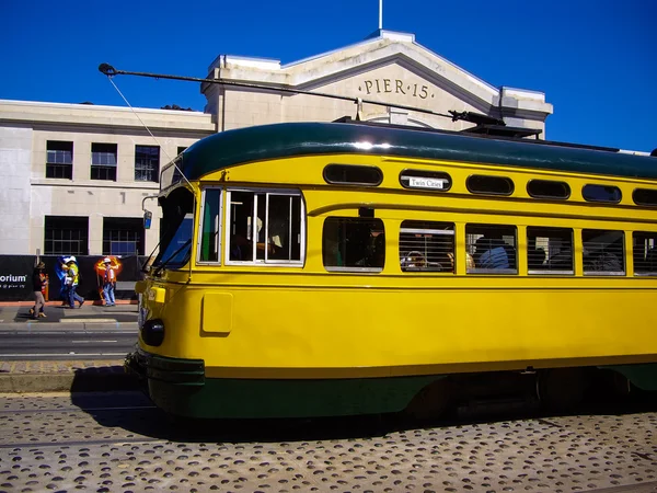 Yellow Tram se detuvo en el muelle 15 en San Francisco, California, EE.UU. — Foto de Stock