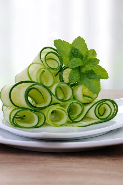 Lint komkommer salade met muntblaadjes — Stockfoto