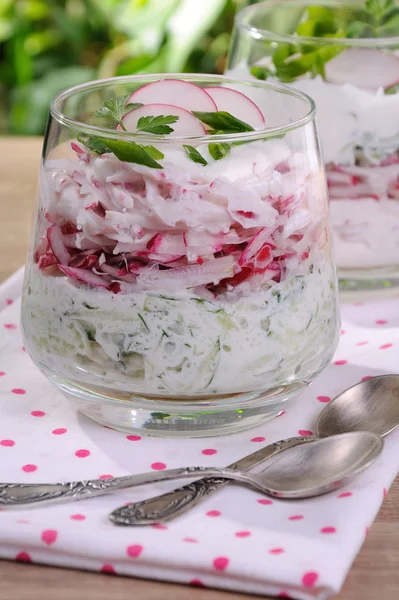 Salade van radijs en komkommer — Stockfoto