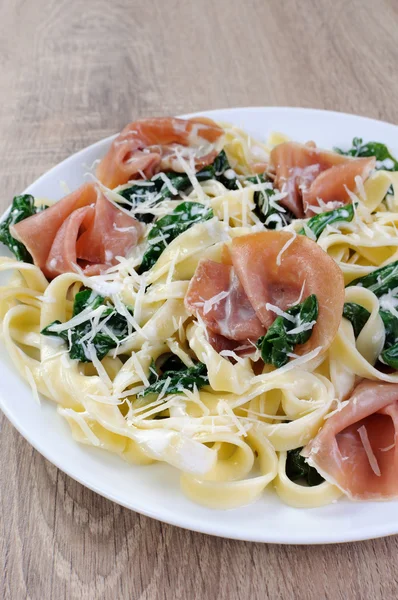 Pasta con espinacas y jamón — Foto de Stock