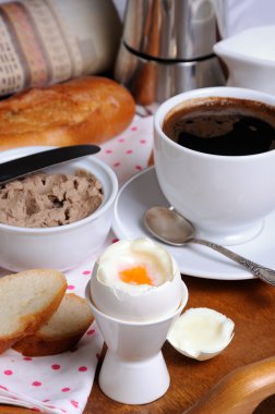 Pashotnitse içinde kahvaltı için haşlanmış yumurta
