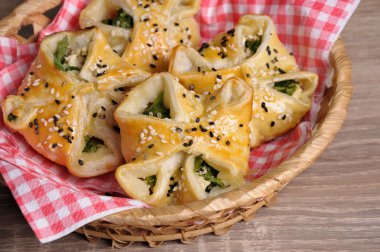 Ispanak ve ricotta puf böreği