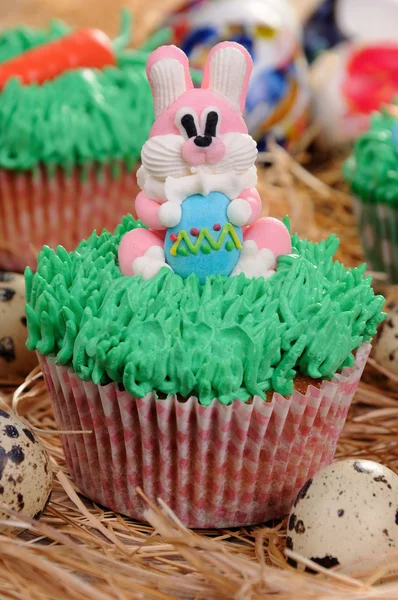 Stapel von gefalteten knusprig gebratenen dünnen Pfannkuchen — Stockfoto