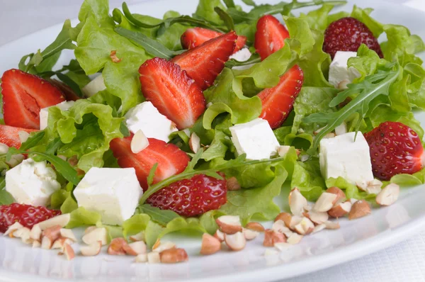 Salada com morangos — Fotografia de Stock