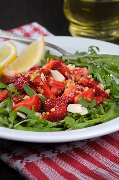 Arugula salad with strawberries — Stock Photo, Image
