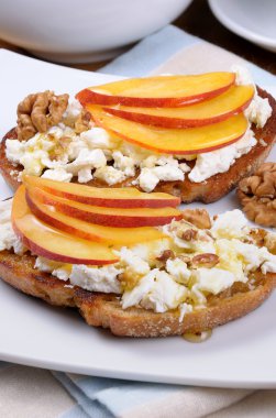 Ricotta ve şeftali ile sandviç