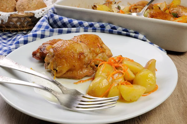 Pieces of chicken with potatoes — Stock Photo, Image