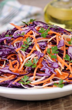 Kırmızı lahana salatası