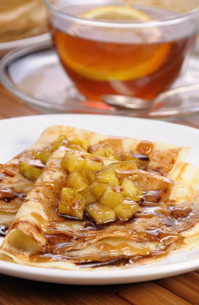 Crêpes pour le petit déjeuner avec pomme — Photo