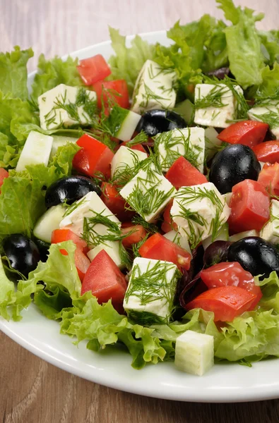 Beyaz peynir ve zeytin ile sebze salatası — Stok fotoğraf