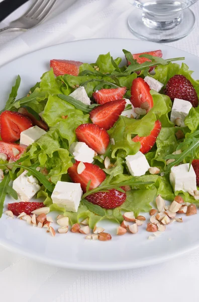 Salada com morangos — Fotografia de Stock