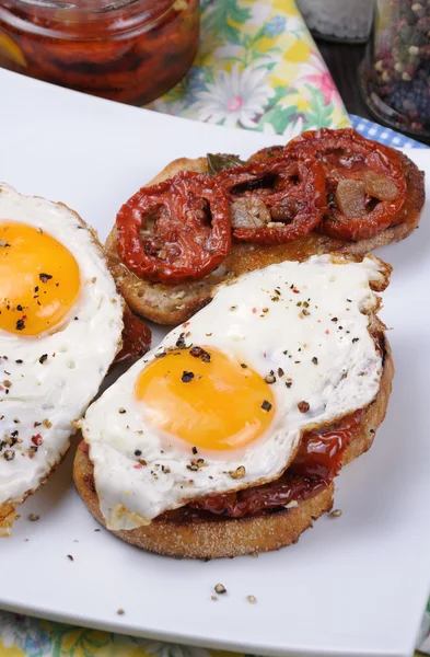 Sandwich with dried tomatoes and egg — Stock Photo, Image