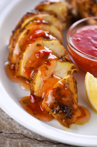 Gebackene Hühnerbrust Scheiben Geschnitten Mit Einer Würzig Süß Sauren Sauce — Stockfoto