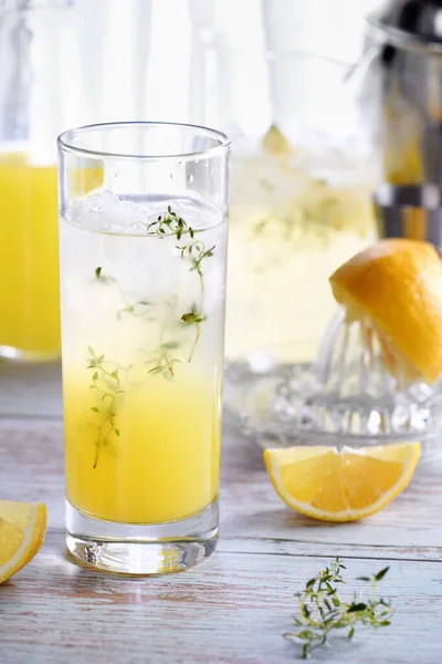 简单的夏季鸡尾酒 Limoncello 新鲜柠檬汁 伏特加和苏打水或闪闪发光的水 这种饮料在炎热的天气里是最好的降温方法 — 图库照片