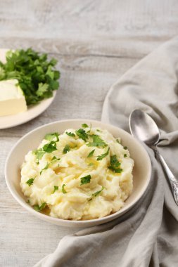Patates püresi bir tabak erimiş tereyağı ile döktü ve yeşillikler ile deneyimli