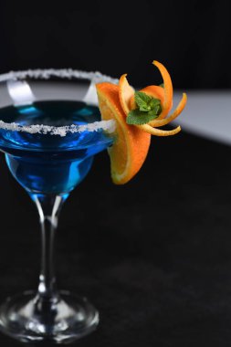 Portakal sanatı, meyve oymacılığı. Bir içki için garnitür dizaynının nasıl yapıldığını. Kokteyl Mavi Göl