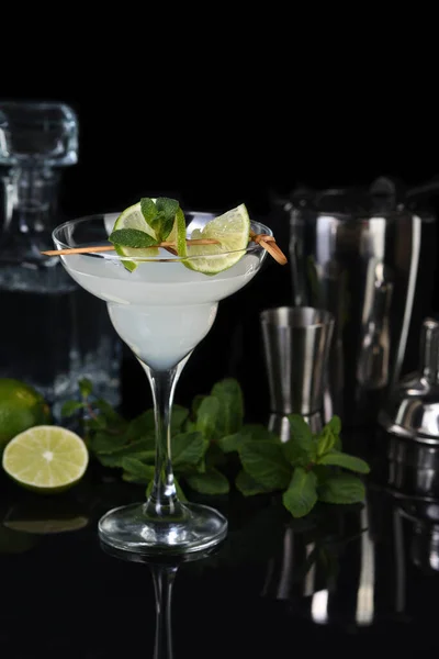 Tekila Citrus Likörü Limon Suyu Margarita Kokteyli Naneli Bir Kireç — Stok fotoğraf