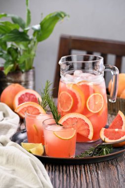 Taze greyfurt kokteyli. Greyfurtlu, limonlu, biberiyeli ve buzlu taze yaz kokteyli..