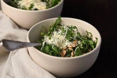 Ayçiçeği çekirdekleri ile Arugula salatası ve rendelenmiş parmesan ile serpilir