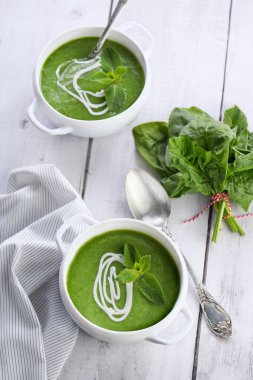 Krema ve nane soslu ıspanak püresi çorbası.