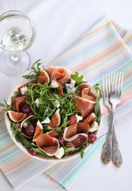 Parma jambonlu Arugula salatası, mavi peynir, incir, üzüm.