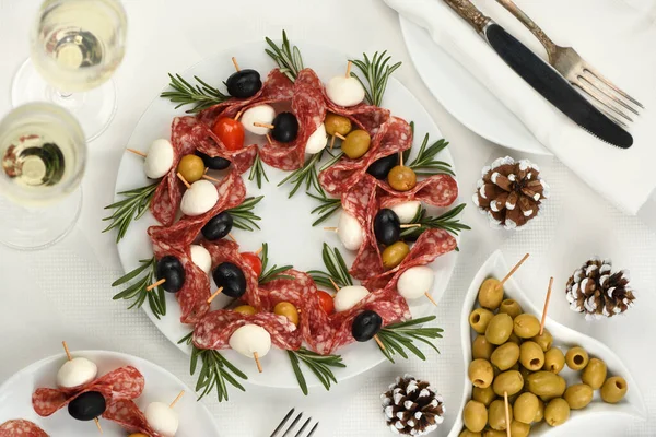 Grinalda Natal Antipasto Canapés Salame Com Azeitonas Mussarela Bebé — Fotografia de Stock