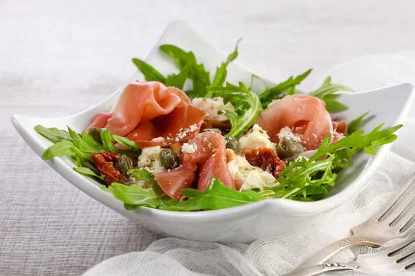 Arugulasallad Prosciutto Med Soltorkade Tomater Skivor Mozzarella Kapris Kryddad Med — Stockfoto