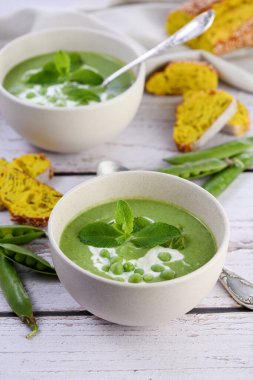 Yeşil soğan, nane ve kıtır kıtır kızarmış rusk ekmeğiyle tatlandırılmış taze bezelye püresi.  