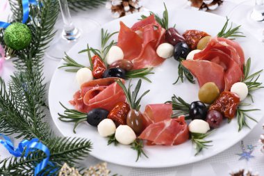 Noel çelengi - Antipasto. Zeytinli parma jambonu, bebek mozarella ve güneşte kurutulmuş domates.
